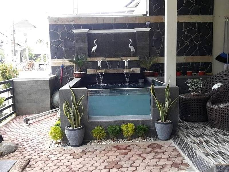 Kolam dan dinding batu
